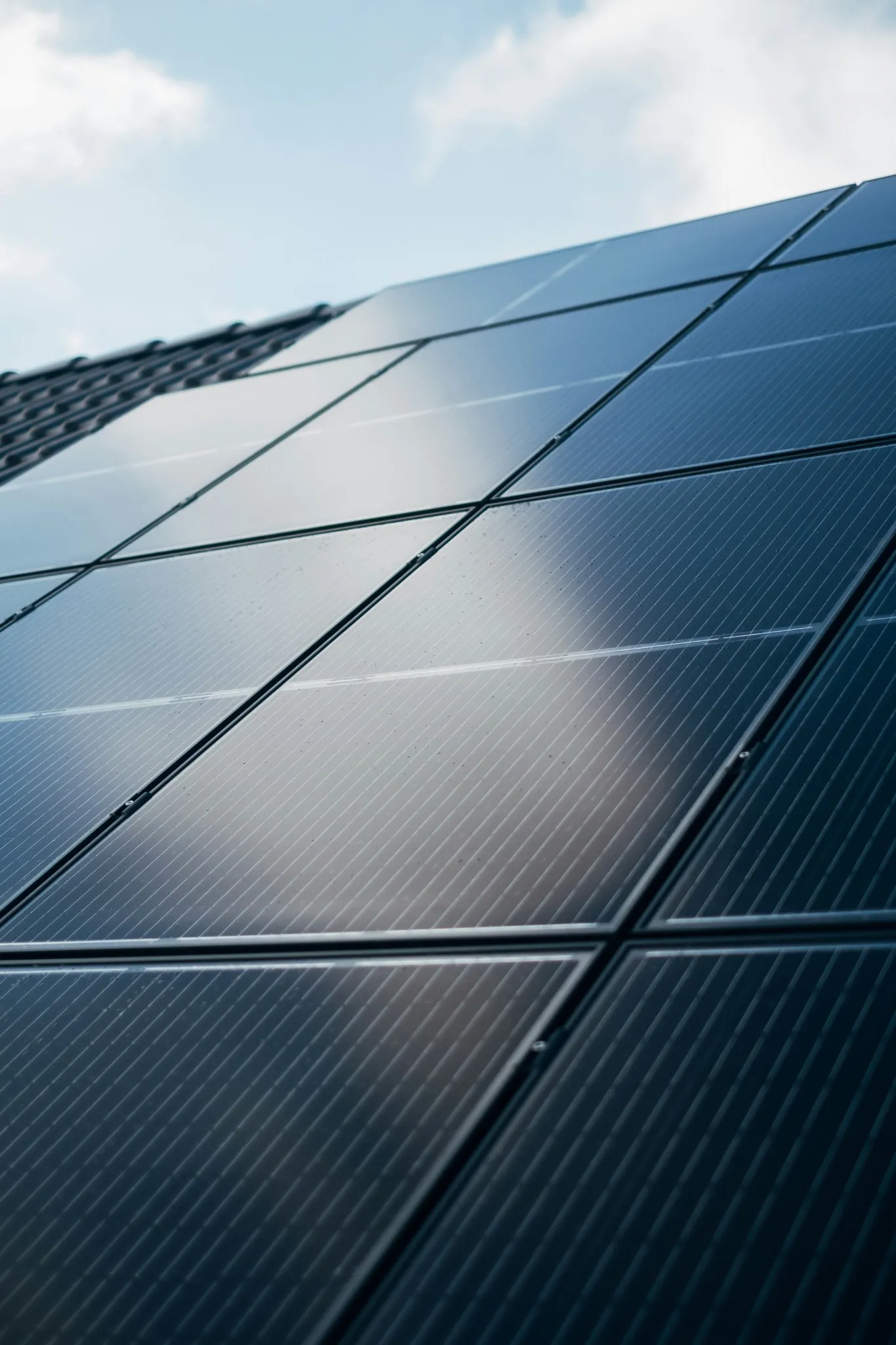 Nahaufnahme von Photovoltaikmodulen auf einem Dach